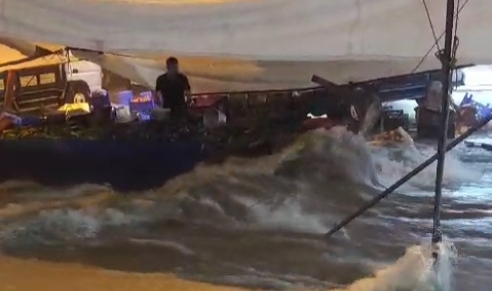 İstanbul'u sağanak vurdu! Araçlar suya gömüldü