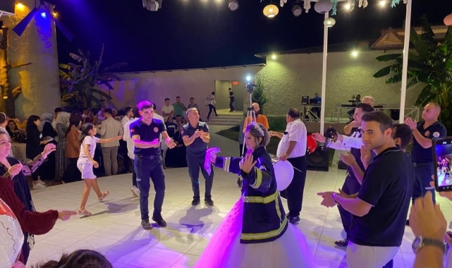 İtfaiyeci gelini, ekip arkadaşları yalnız bırakmadı