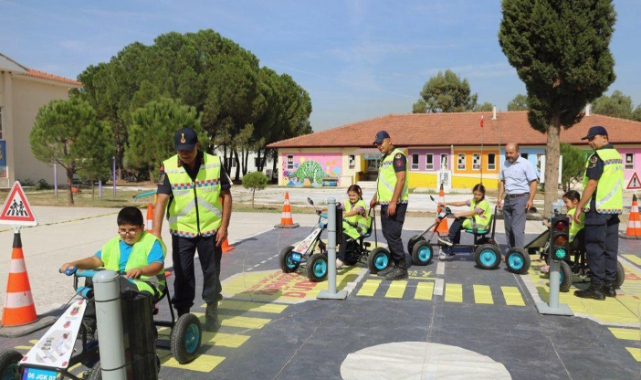 Jandarma Mobil Eğitim TIR’ı okullarda