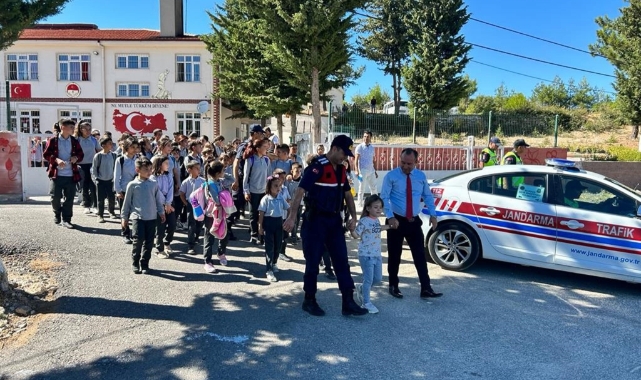 Jandarma okul önlerinde güvenliği arttırdı