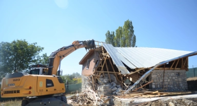 Kaçak villa inşaatı yerle bir edildi