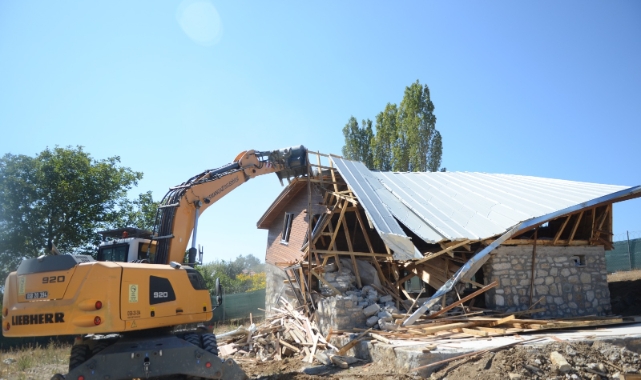 Kaçak villa inşaatı yerle bir edildi
