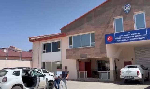 Kaçakçıların saklandığı 11 metruk ev yıkıldı