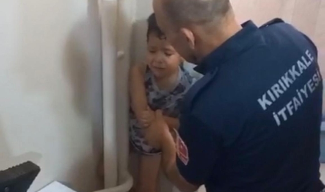 Kalorifer borusu ile duvar arasına sıkışan çocuğu itfaiye kurtardı