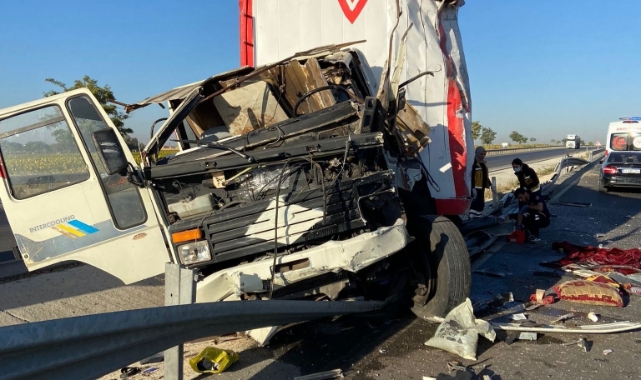 Kamyon bariyerlere çarptı: 1 ölü, 1 yaralı
