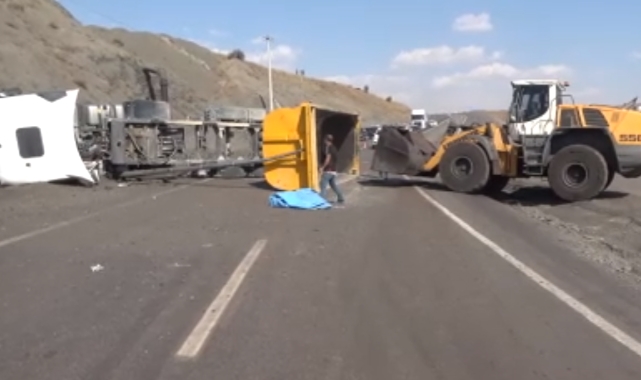Kamyon mobese direğine çarptı: 3 yaralı