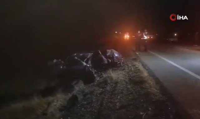 Kamyona çarpan otomobil alev topuna döndü