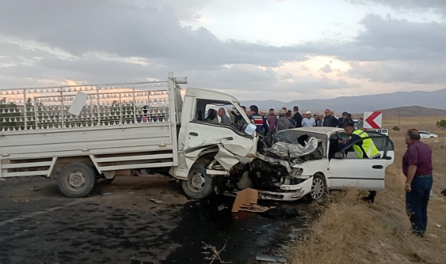 Kamyonet ile otomobil çarpıştı: 1 ölü, 2 yaralı