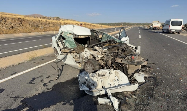 Kamyonla çarpışan otomobil hurdaya döndü: 1 ölü, 1 yaralı