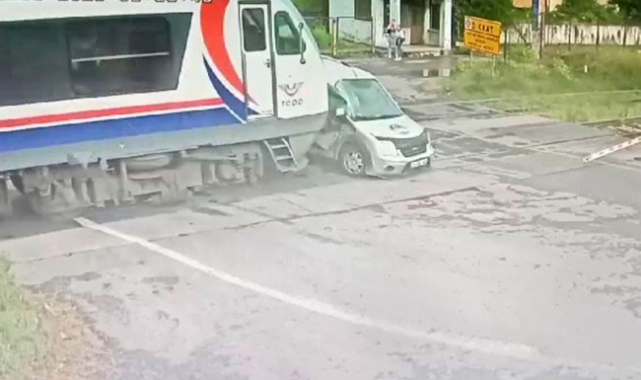 Kapalı bariyere rağmen hemzemin geçitten geçti