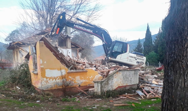 Karacabey'de metruk binalar bir bir yıkılıyor