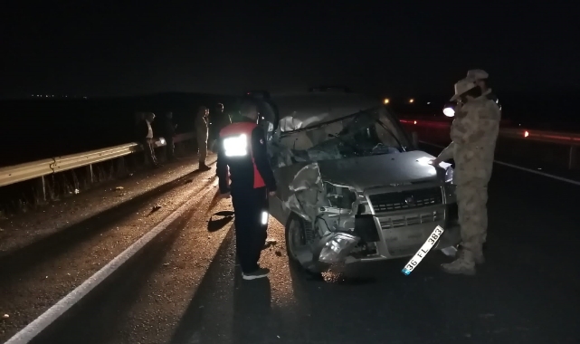 Kars’ta otomobil traktöre çarptı: 2 yaralı