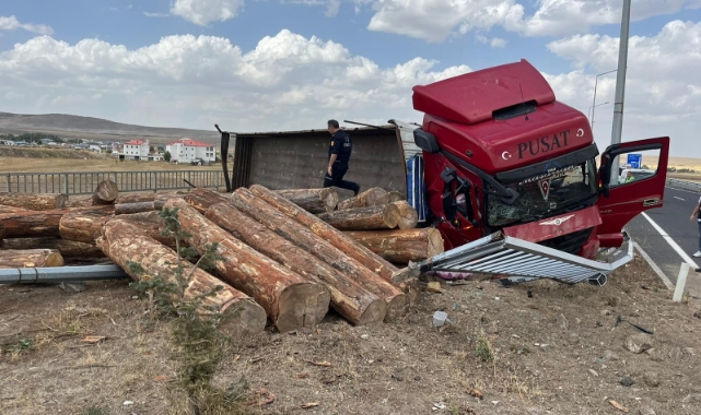 Kars’ta tomruk yüklü TIR devrildi: 1 yaralı