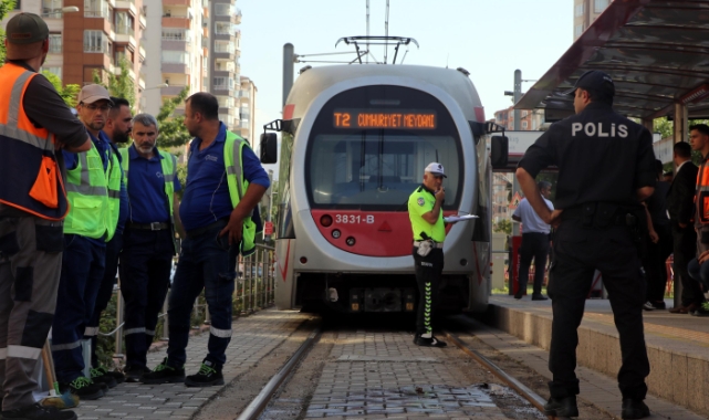 Polisten kaçarken tramvay çarptı!