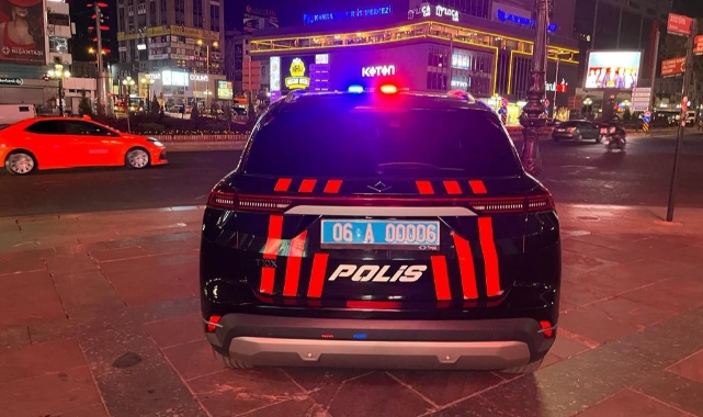 Kızılay Meydanı'nda polis aracı Togg görevde