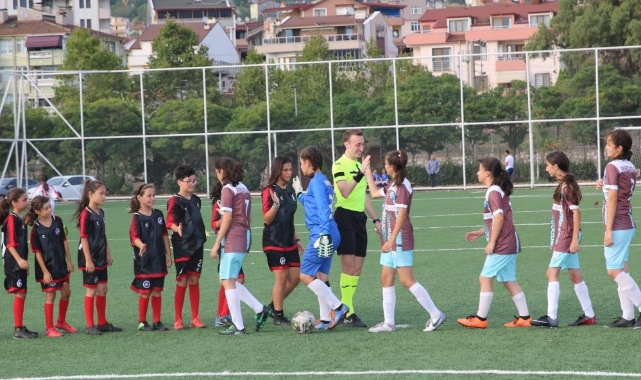 Kızlar kozlarını sahada paylaştı
