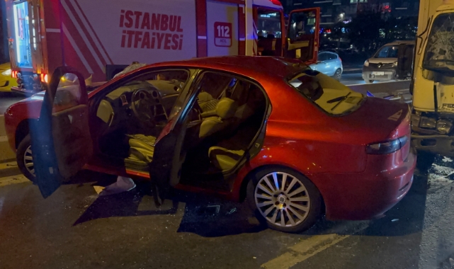 Kontrolden çıkan otomobil kamyonete çarptı