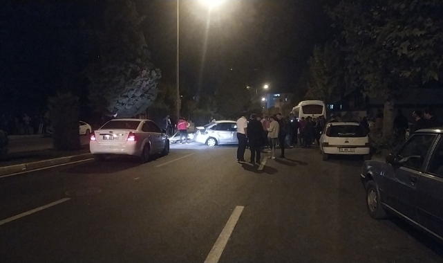 Kontrolden çıkan otomobil park halindeki otobüse çarptı