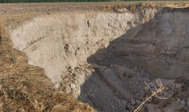 Konya'da 40 metre derinliğinde obruk oluştu