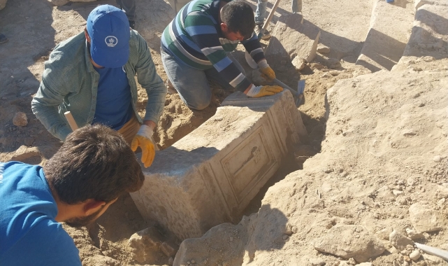 Konya'daki antik kentte 1800 yıllık sunak bulundu