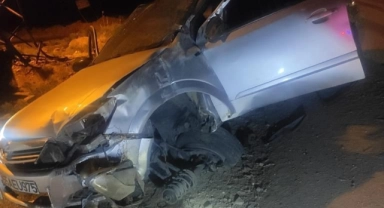 Korkunç kazada otomobil elektrik direğine çarptı!