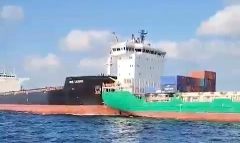 Korkutan anlar! İki gemi çarpıştı