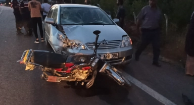 Korkutan kaza! Otomobil motosikletle çarpıştı