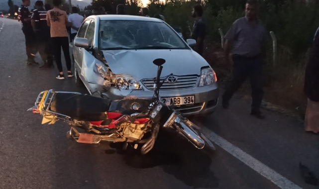 Korkutan kaza! Otomobil motosikletle çarpıştı