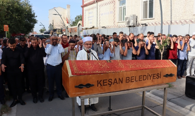 Koruda ölü bulunan şehit babası, toprağa verildi