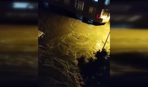 Küçükçekmece'de sel sularında can pazarı
