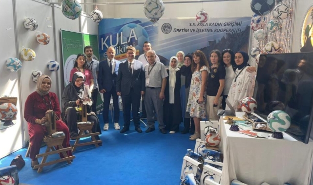Kulalı kadınların ürettiği el dikimi toplar görücüye çıktı