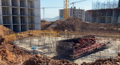 Kule vinç devrildi: 2 yaralı
