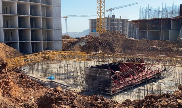 Kule vinç devrildi: 2 yaralı