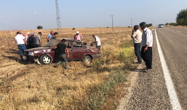Lastiği patlayan otomobil takla attı: 3 yaralı