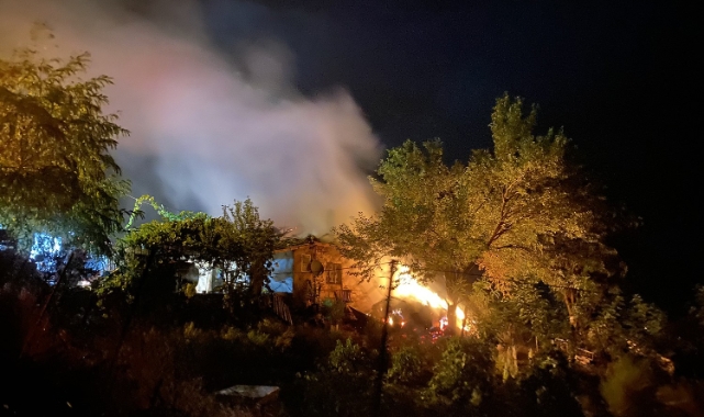 Manisa’da yıldırım düşen ev alev alev yandı