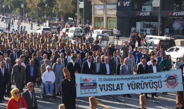 Mevlana'nın huzurunda 250 semazen aynı anda sema icra etti