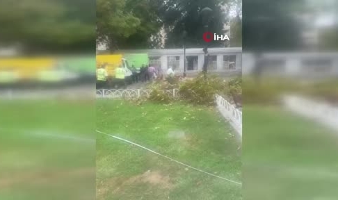 Meydanda ağaç devrildi! 10 yaralı