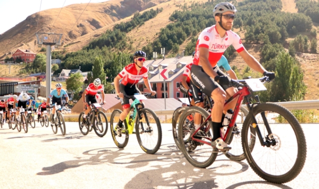 Milli bisikletçiler, olimpiyat kotası için pedal çevirdiler