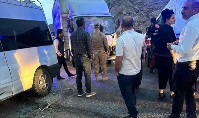 Minibüs ile kamyon çarpıştı: 1 ölü, 7 yaralı
