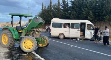 Minibüs ile traktör kafa kafaya çarpıştı