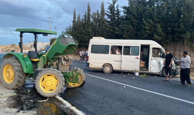 Minibüs ile traktör kafa kafaya çarpıştı