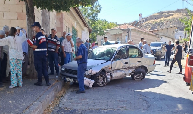 Minibüs önce araçlara sonra yayalara çarptı: 1 Ölü