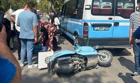 Minibüse çarpan motosikletli yaralandı