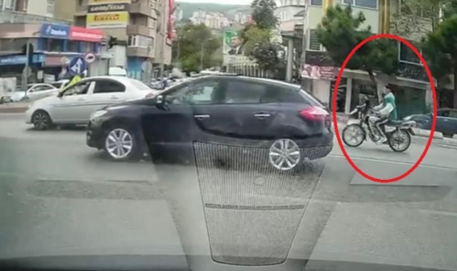 Motosiklet sürücüsü araca çarpıp böyle savruldu