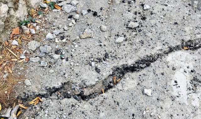 Mudanya'da inşaat çalışmasında yol yarıldı