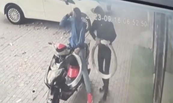 Nalburun önünden tel çalan şüpheliler kameraya yakalandı