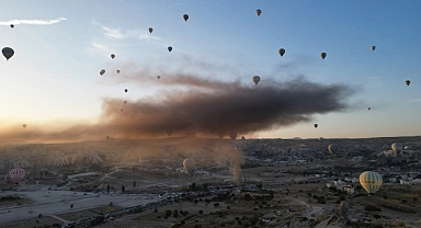 Nevşehir'de yangın! Balonlar duman kaplı gökyüzüne havalandı