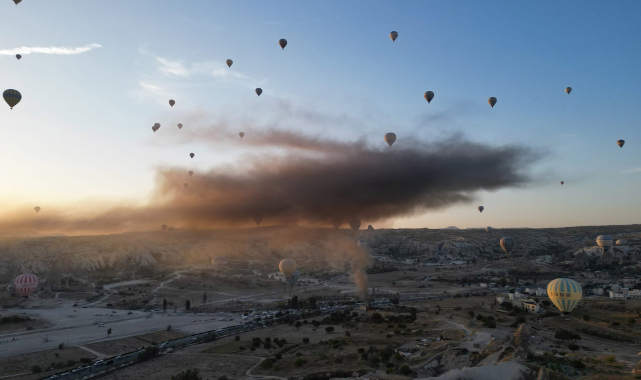 Nevşehir'de yangın! Balonlar duman kaplı gökyüzüne havalandı