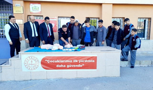 Öğrencilere ilk yardım eğitimi verildi