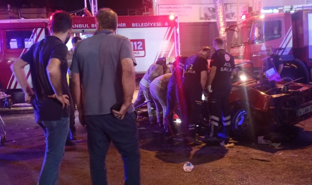 Oksijen yüklü TIR'a çarpan otomobil hurdaya döndü